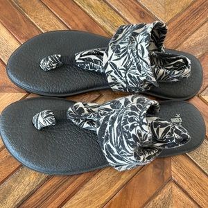 Sanuk Sandals. Size 8.